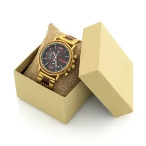 drewniany zegarek na poduszeczce w pudełku prezentowym na prezent dla chłopaka na urodziny
