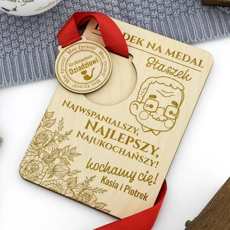 medal z grawerem na podstawce z dedykacją na prezent dla dziadka