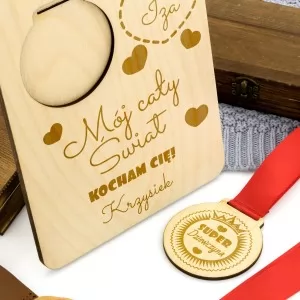 Grawerowany medal drewniany dla super dziewczyny