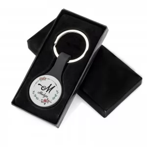 Personalizowany brelok do kluczy jest pakowany w czarne, kartonowe etui