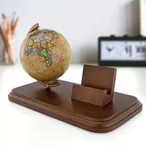 drewniany organizer na biurko z globusem