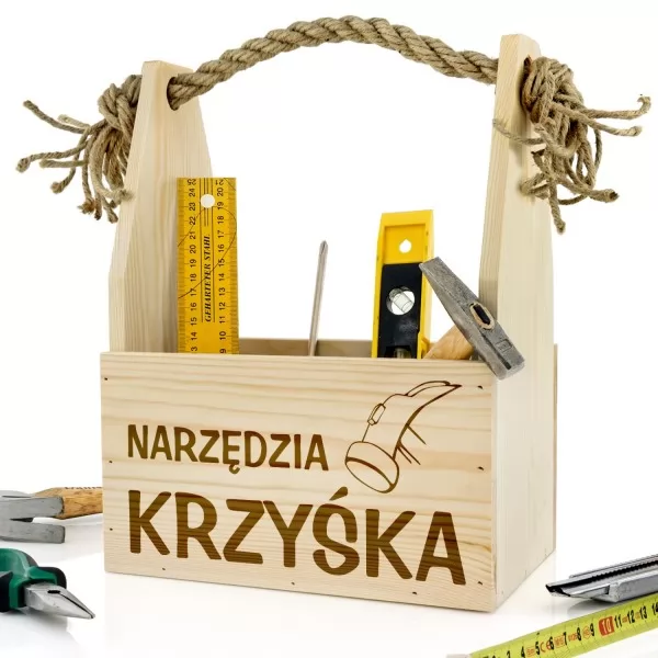 Drewniana skrzynka na narzędzia z grawerem - Majsterkowicz