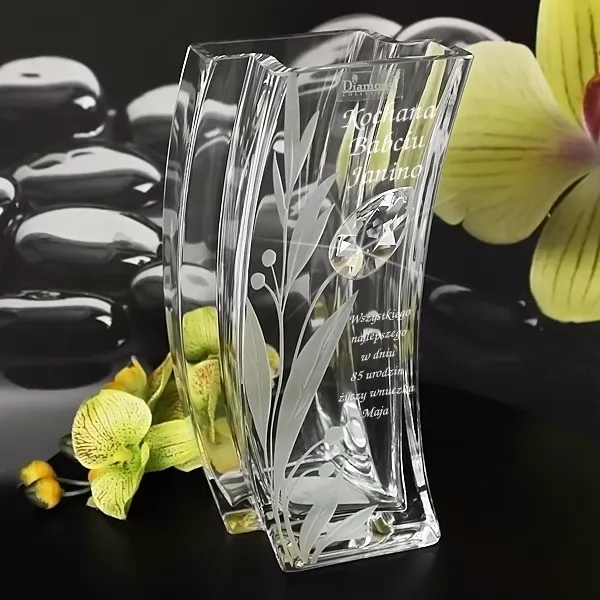Elegancki wazon z grawerem - dekoracyjny prezent dla babci na urodziny
