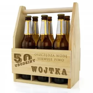 drewniane nosidło na piwo z okazji 50 urodzin
