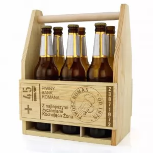 grawerowana skrzynka na piwo z drewna 