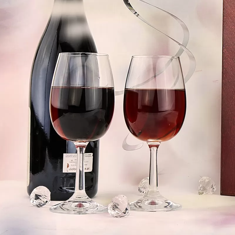 skrzynka na wino z kieliszkami i personalizacją