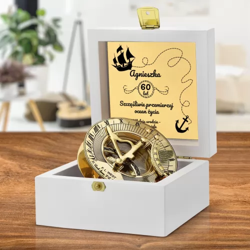 Kompas mosiężny w drewnianej szkatułce z grawerem na urodziny