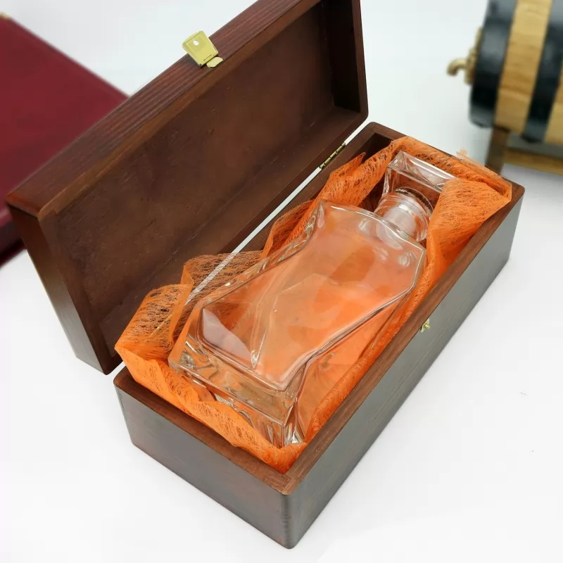 karafka na alkohol w drewnianym pudełku na prezent