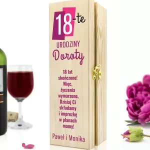 drewniana skrzynka na wino z dedykacją na prezent na osiemnastkę dla dziewczyny na imprezę