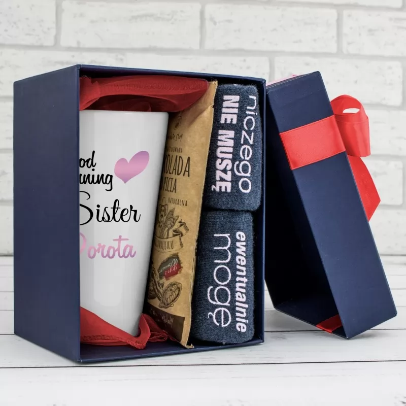 kubek z nadrukiem, skarpetki i czekolada na pomysł na prezent dla siostry
