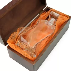 szklana karafka w brązowym pudełku z wyściółką na prezent na 30 urodziny szwagra 
