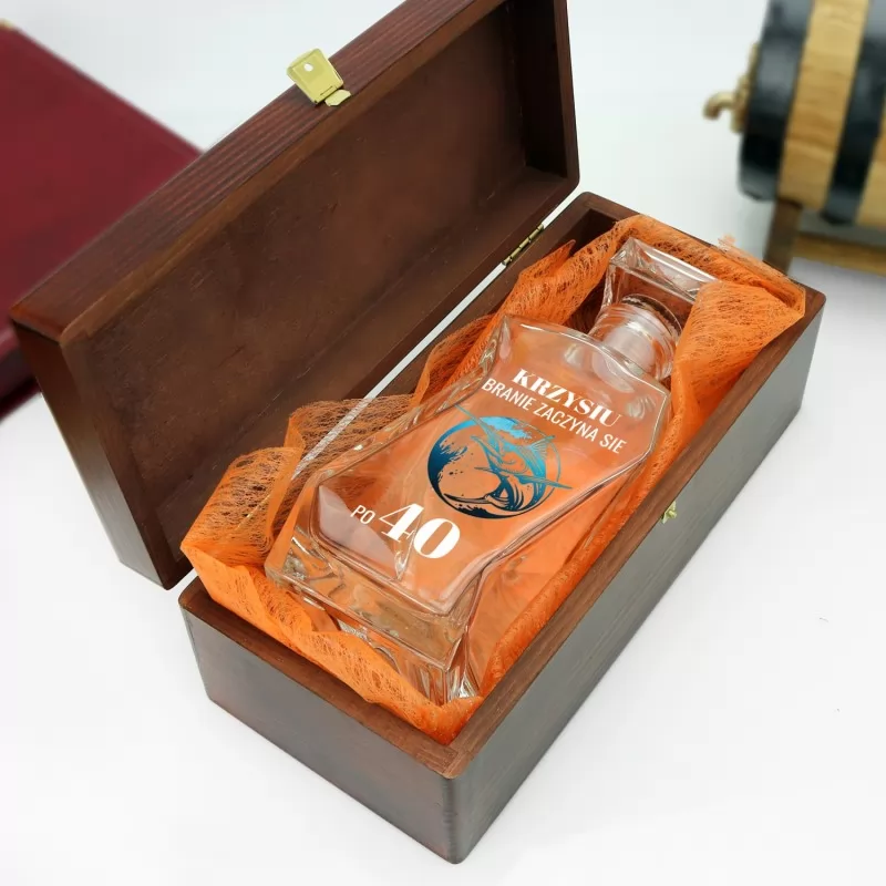 szklana karafka w brązowym pudełku z wyściółką na prezent urodzinowy dla przyjaciela