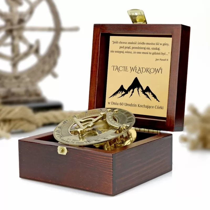 kompas w drewnianej szkatułce z grawerem dedykacji na prezent dla taty na 60 urodziny